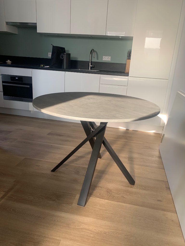 Eetkamer-set (tafel rond + 4 stoelen) grijs/zwart/antraciet, Ophalen, Kunststof, Rond, Zo goed als nieuw
