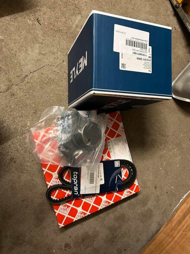 BMW M20B20 Motor Set - Waterpomp & Multiriem, Ophalen of Verzenden, Nieuw, BMW