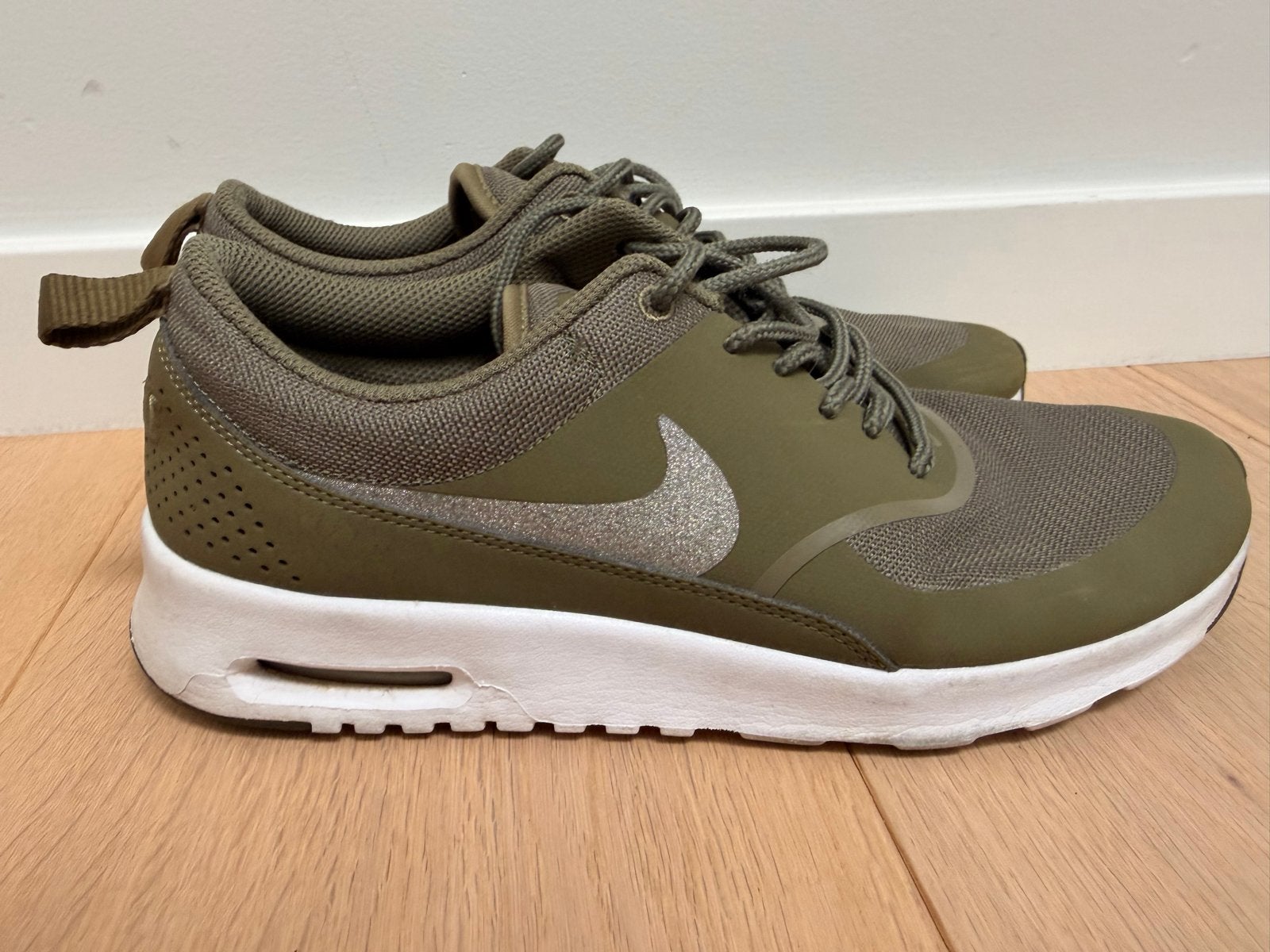 Nike Air Max Thea - Legergroen met zilver logo, Kleding | Dames, Ophalen of Verzenden, Gedragen, Groen, Sneakers of Gympen