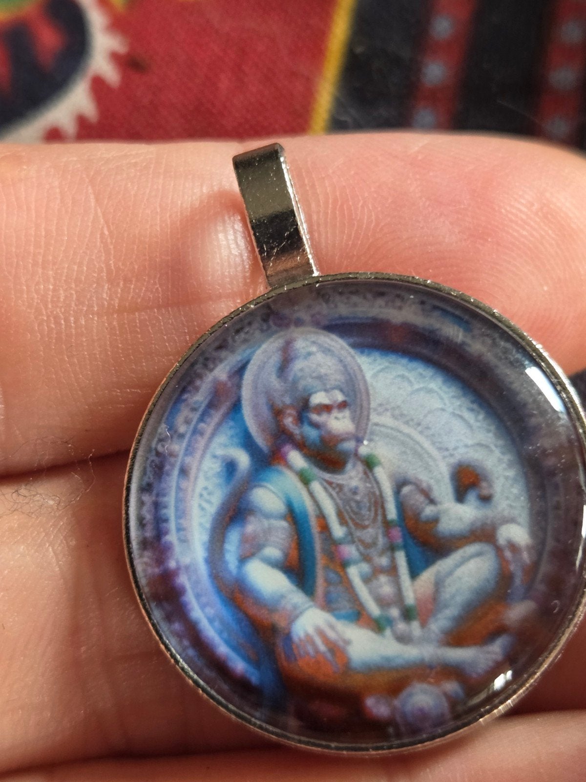 Nieuw glazen medaillon met afbeelding van Hanuman, Glas of Kristal, Nieuw, Ophalen of Verzenden, Overige kleuren