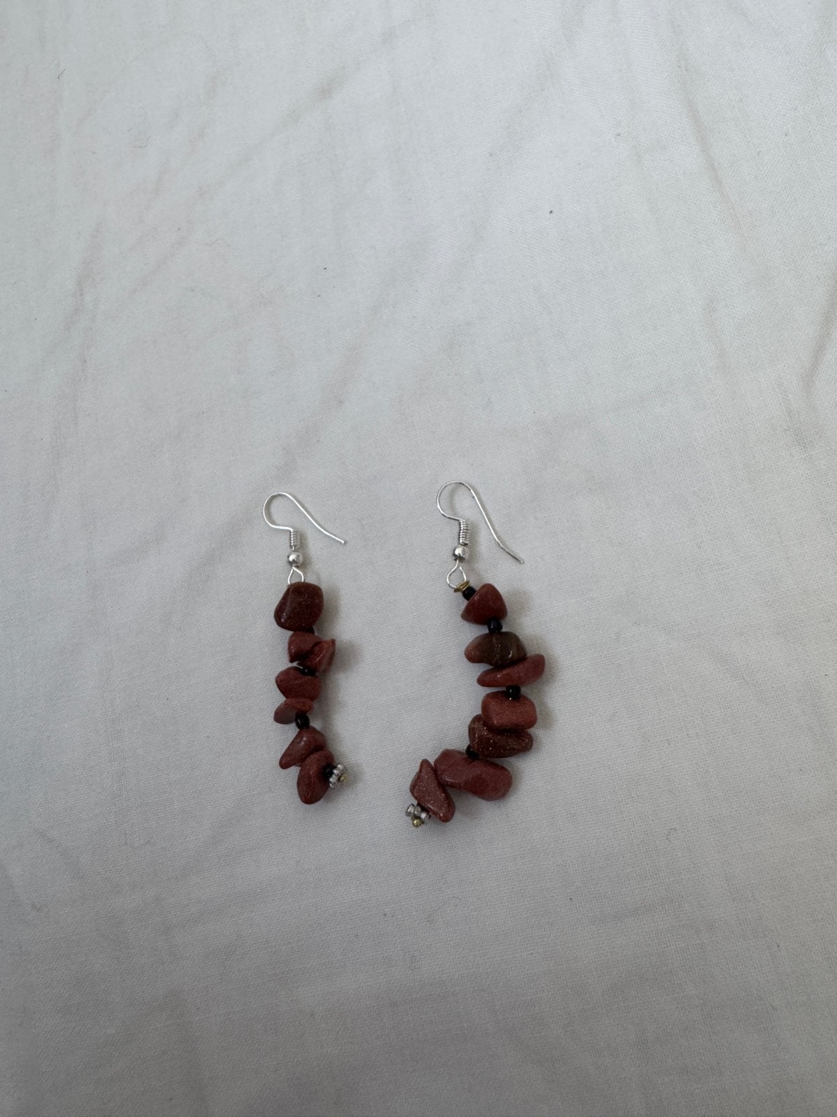 Handgemaakte oorbellen met rode steentjes, Sieraden, Tassen en Uiterlijk, Oorbellen, Overige materialen, Hangers, Nieuw, Ophalen of Verzenden