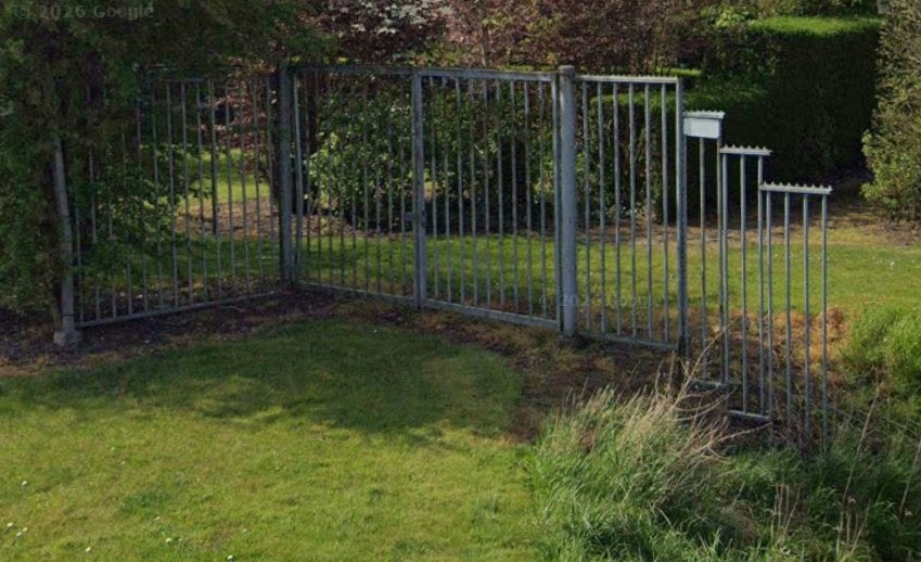 Gebruikt ijzeren spijlenhekwerk met poort, Tuin en Terras, Ophalen, Met poort, Gebruikt, Spijlenhekwerk
