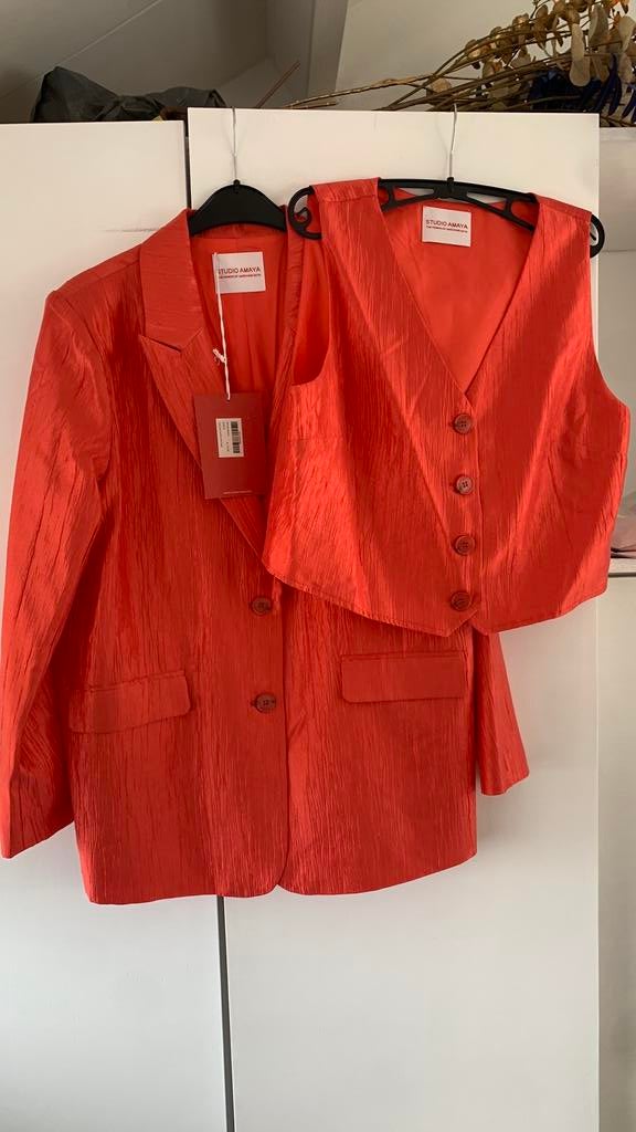 Koraal rode blazer set van Studio Amaya, maat S, Nieuw, Ophalen of Verzenden, Jasje, Maat 36 (S)