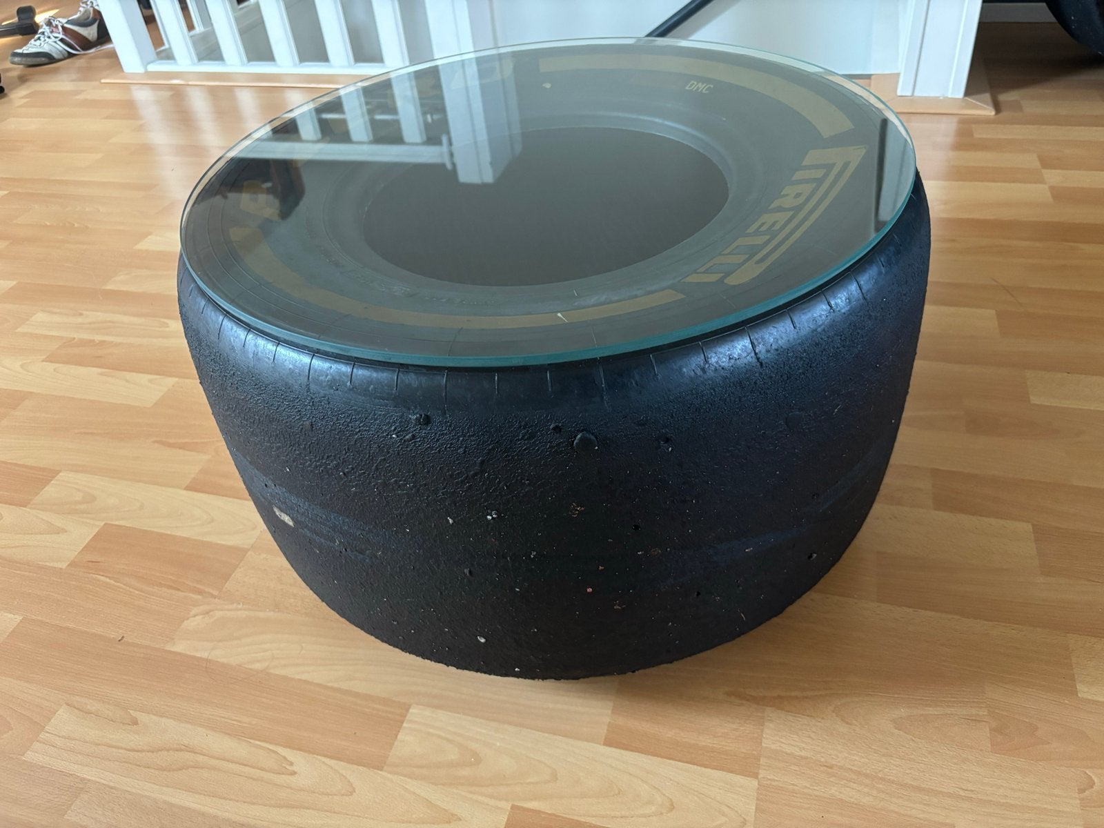 Unieke F1 Pirelli achterband salontafel met glazen blad, Ophalen, Gebruikt
