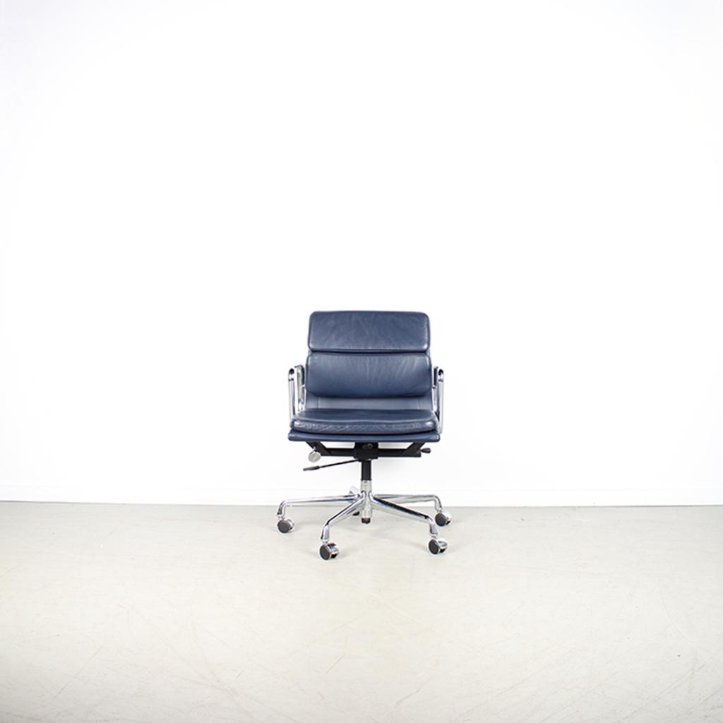 1x Vitra Eames Ea 217 Softpad Donkerblauw – Chroom, Huis en Inrichting, Bureaustoelen, Niet ingevuld, Niet ingevuld, Ophalen of Verzenden