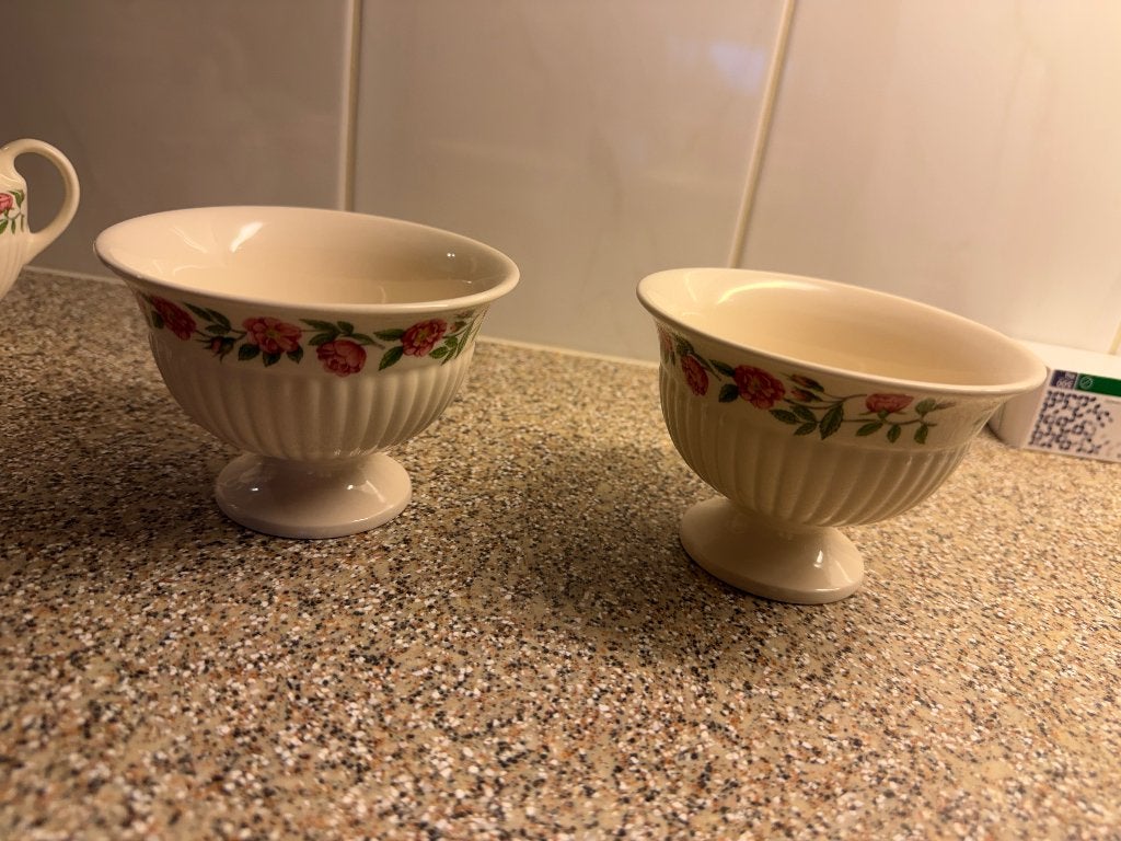 Wedgwood Rosalind schaaltjes op voet – vintage Engeland, Ophalen