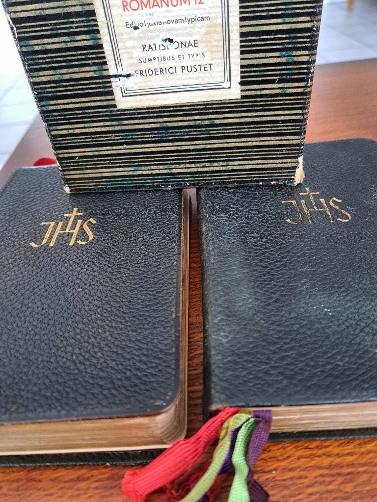 2x Breviarium Romanum 1952 met doos en etuis, Ophalen of Verzenden, Gelezen, Christendom | Katholiek