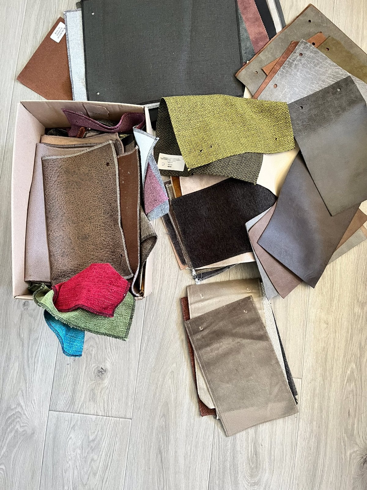 Een doos vol met banken lappen, Hobby en Vrije tijd, Stoffen en Lappen, Overige kleuren, Leer of Kunstleer, Ophalen of Verzenden