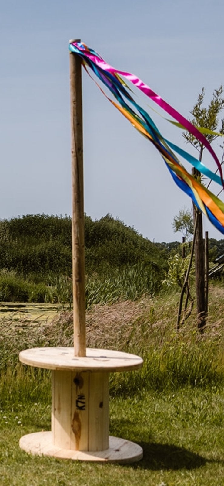 Bruiloft decoratie - houten haspel met paal en linten, Ophalen, Gebruikt, Versiering, Geboorte of Huwelijk