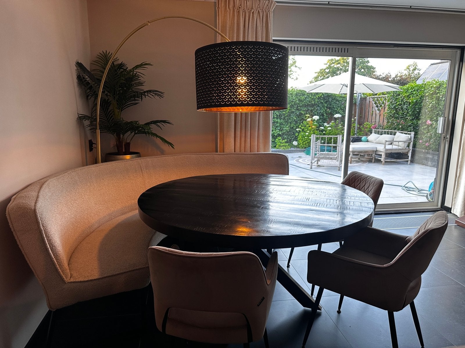 Mango hout ronde tafel + Eetkamerbank halfrond + 3 stoelen, Ophalen, Zo goed als nieuw, Rond, 100 tot 150 cm