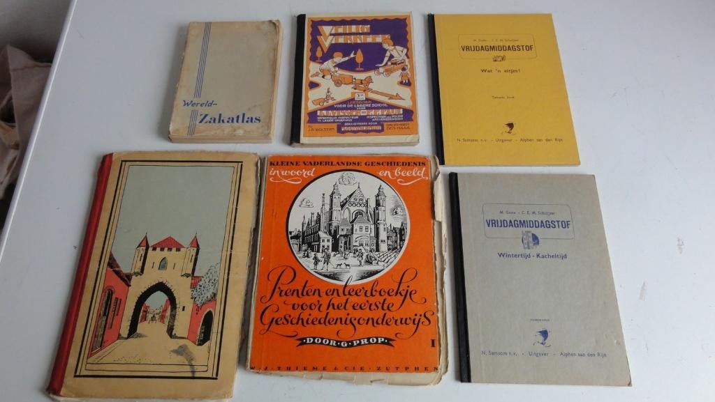 Vrijdagmiddagstof, geschiedenisboekjes etc antiek, Antiek en Kunst, Curiosa en Brocante, Ophalen of Verzenden