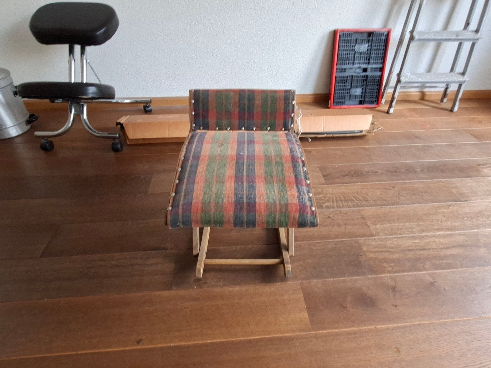 Schommel voetenbankje met geruite stof, Huis en Inrichting, Ophalen, Hout, Minder dan 50 cm, Gebruikt