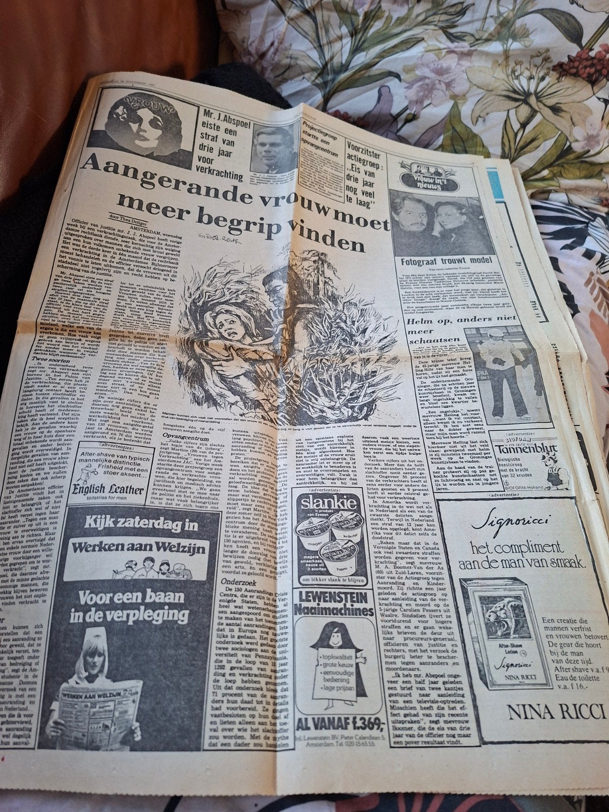 Oude krant met nieuws en advertenties, Ophalen, Gelezen, Krant