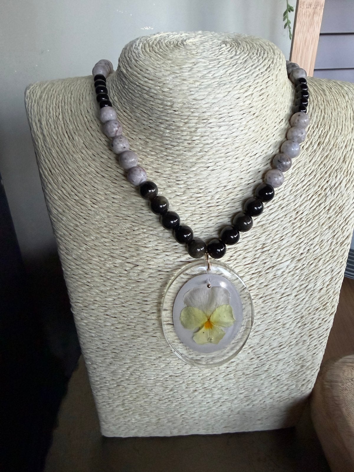 Handgemaakte ketting met echt viooltje in epoxy, Verzenden, Geel, Nieuw, Overige materialen