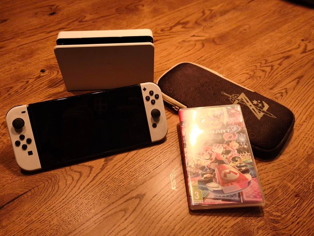 Nintendo Switch OLED met Mario Kart 8 en Zelda hoes, Spelcomputers en Games, Spelcomputers | Nintendo Switch, Zo goed als nieuw