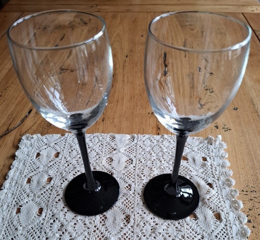 2 Franse wijnglazen met zwarte voet, Luminarc, -, -, Ophalen of Verzenden, Zwart