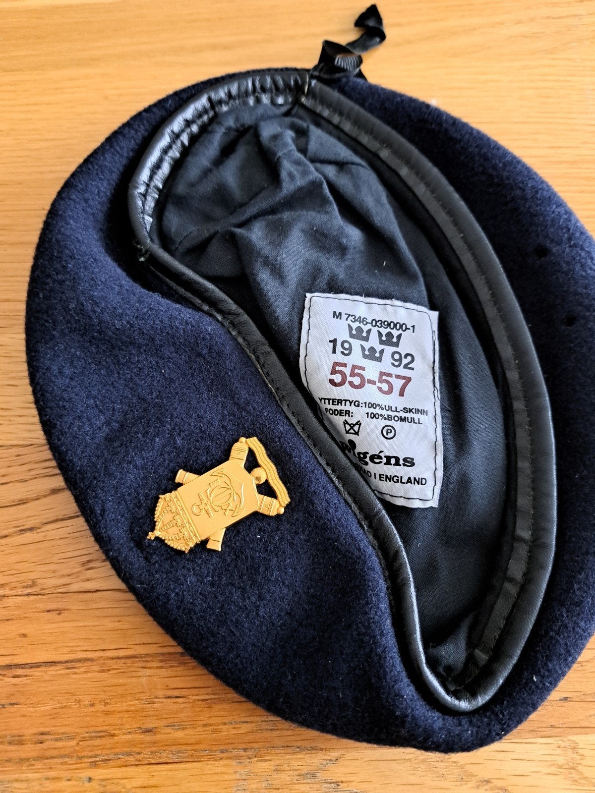 Baret Zweden Kustartillerie met embleem, Ophalen of Verzenden, Landmacht, Nederland, Embleem of Badge