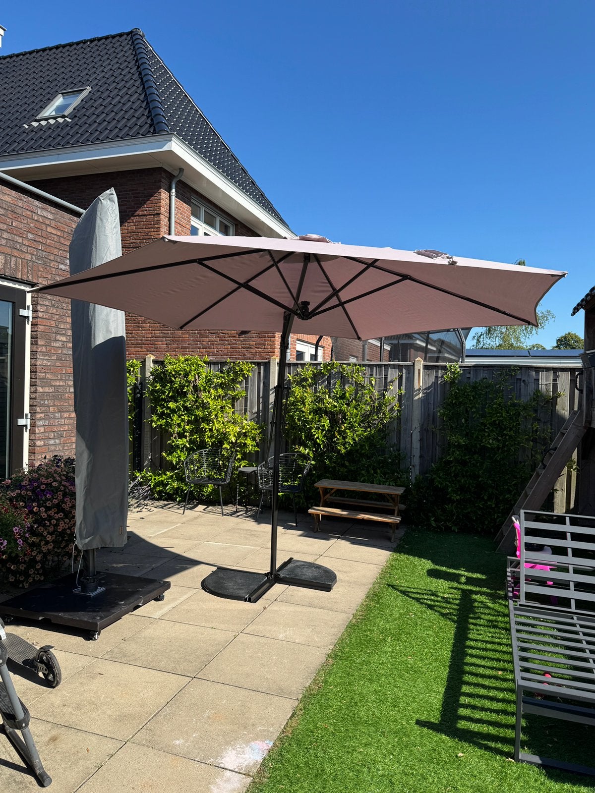 Nette parasol inclusief hoes en gewichten te koop!, Ophalen, Gebruikt, 2 tot 3 meter, Zweefparasol