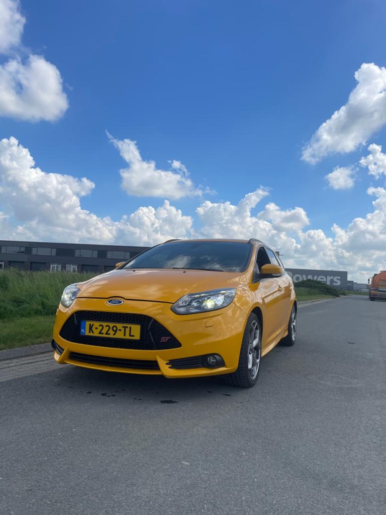 Ford Focus ST2.0 310pk, Auto's, Ford, Particulier, Focus, Benzine, C, Stationwagon, Handgeschakeld, Geïmporteerd, Geel, Zwart