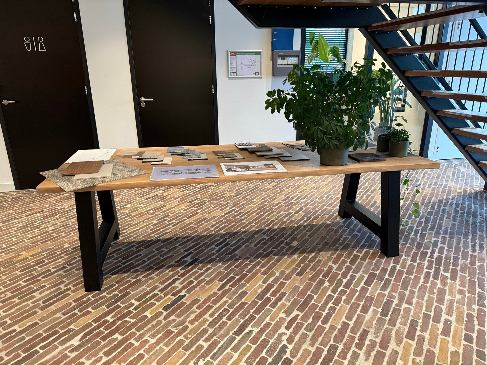 Robuuste eikenhouten tafel met zwart metalen onderstel, Ophalen, Eikenhout, 200 cm of meer, 50 tot 100 cm