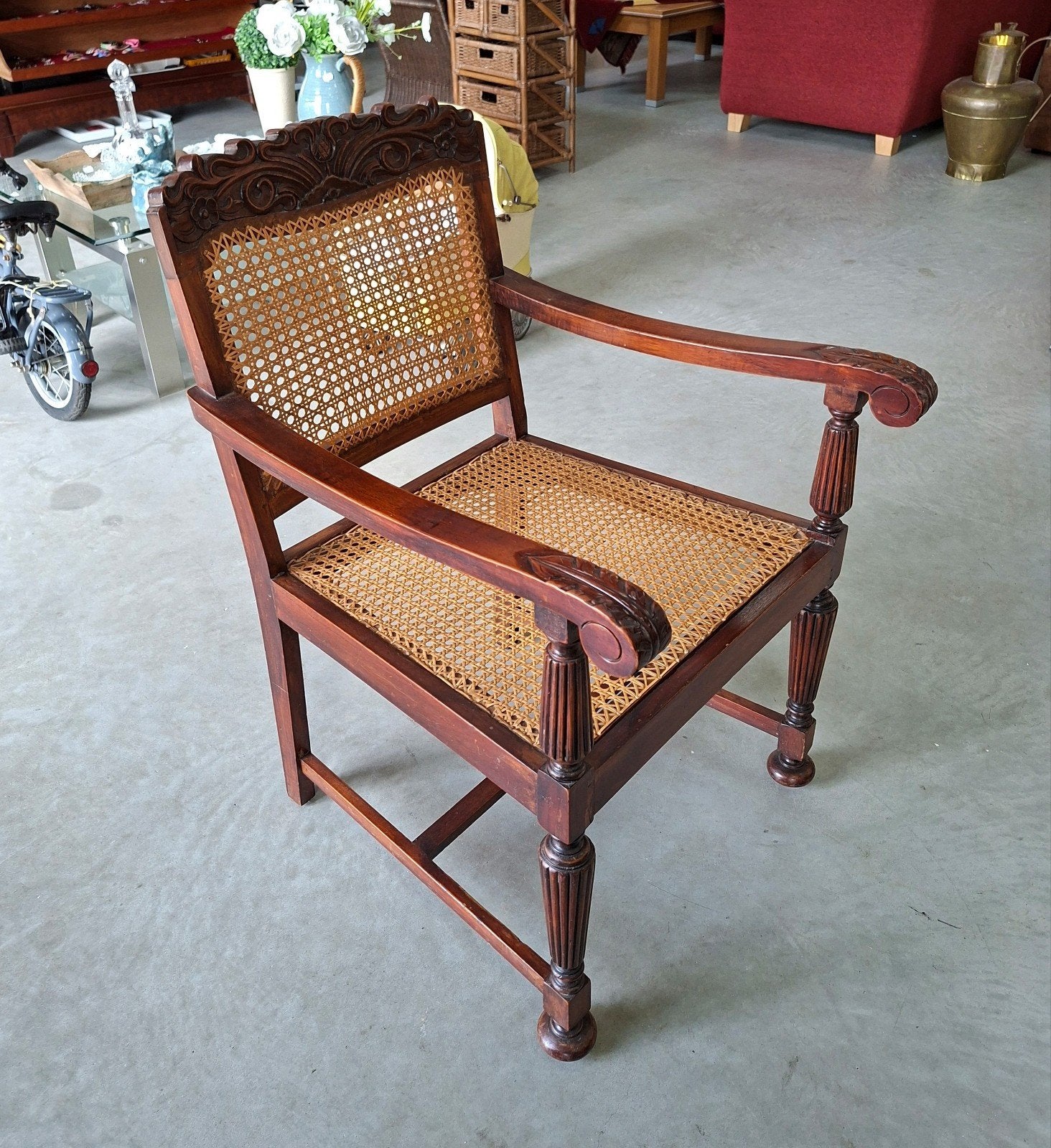 Vintage armstoel | webbing | houtsnijwerk, Ophalen