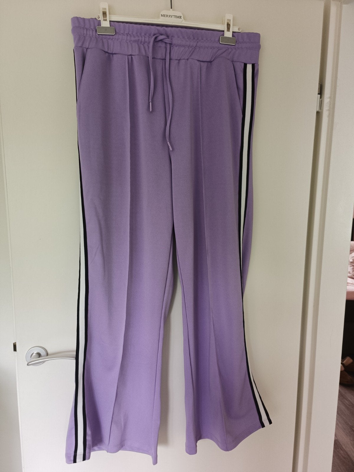 Jeltje (Wibra) paarse broek met streep, Ophalen of Verzenden, Nieuw, Maat 46/48 (XL) of groter, Lang