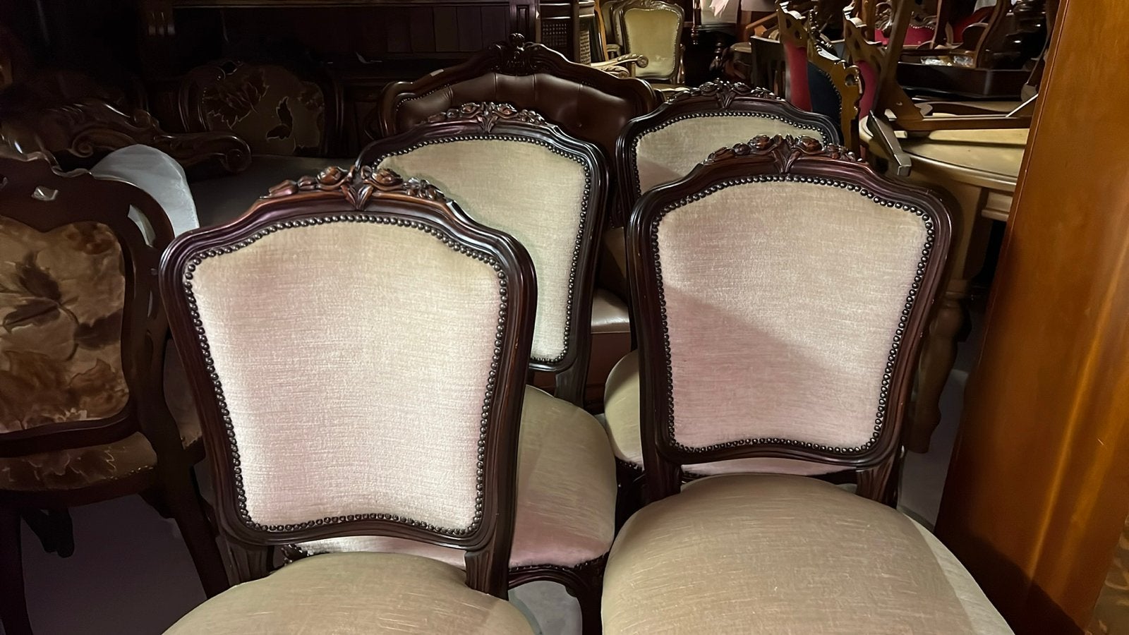 Magazijn Leegverkoop: Klassieke Stoelen en Meubels, Ophalen