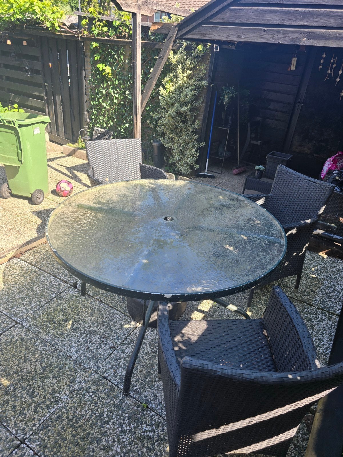 Gratis ronde tuintafel met 3 stoelen., Ophalen, Gebruikt, Kunststof, 4 zitplaatsen
