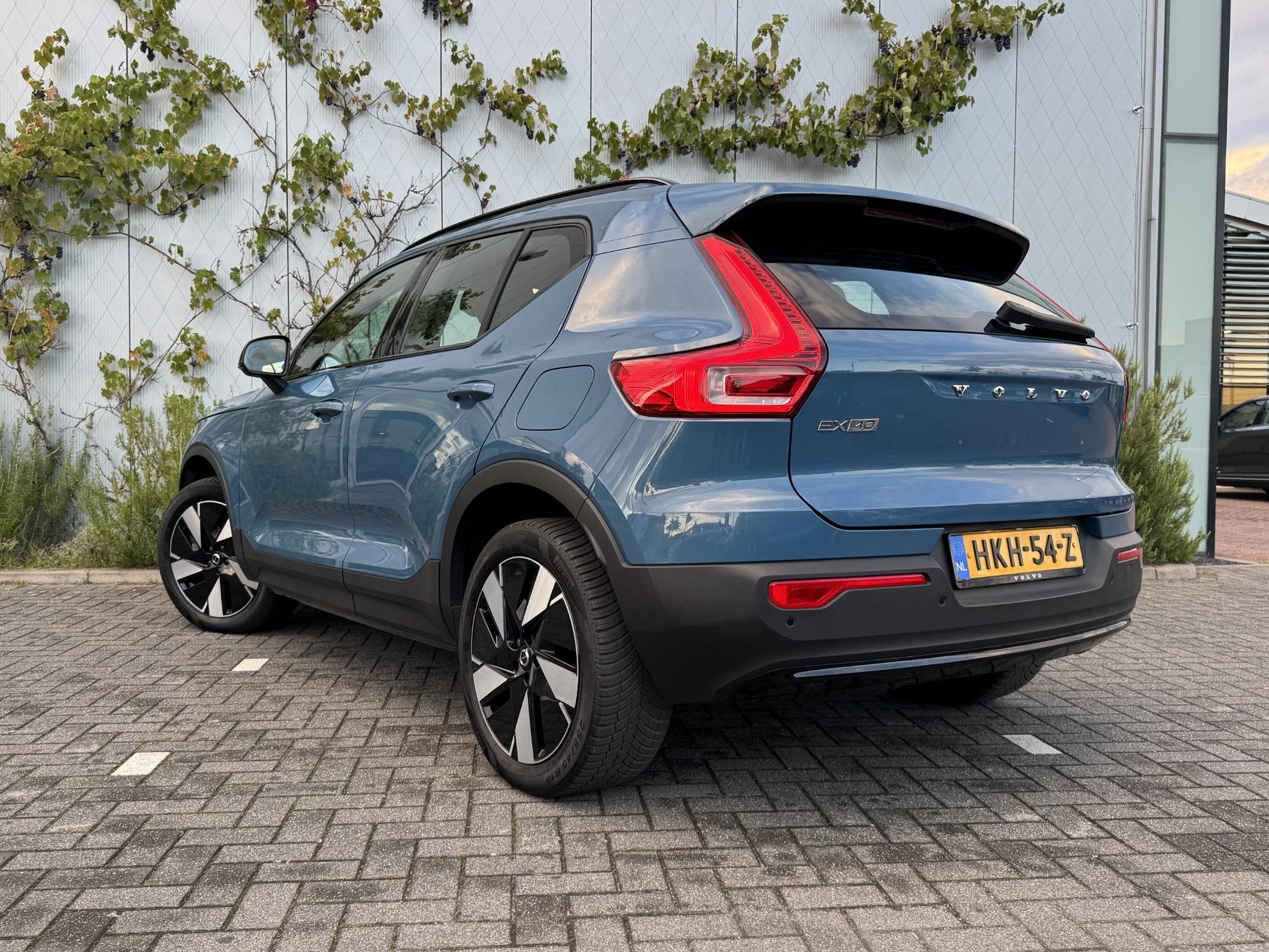 Volvo EX40 Single Motor Extended Range Plus 82 kWh | Warmtep, Auto's, Volvo, Gebruikt, Blauw, Origineel Nederlands, 1975 kg