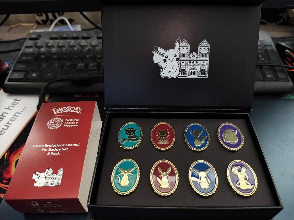 Natural History Museum x Pokemon Eevee Pins, Ophalen of Verzenden, Nieuw, Overige typen, Foil