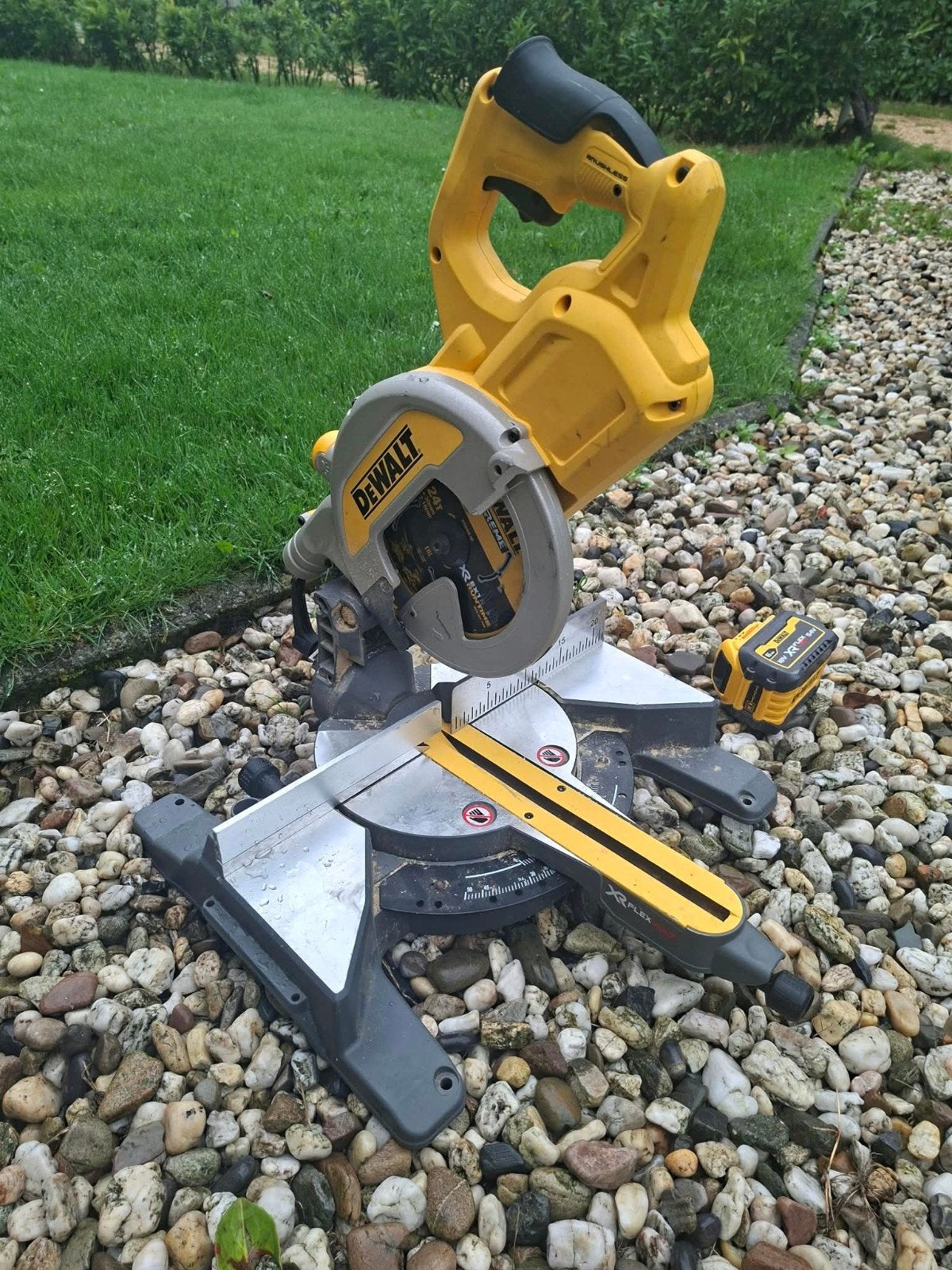 DeWalt Afkortzaag + 2 Krachtige XR Flexvolt 6AH 18V, Doe-het-zelf en Verbouw, Ophalen, 1200 watt of meer, Afkortzaag, 70 mm of meer