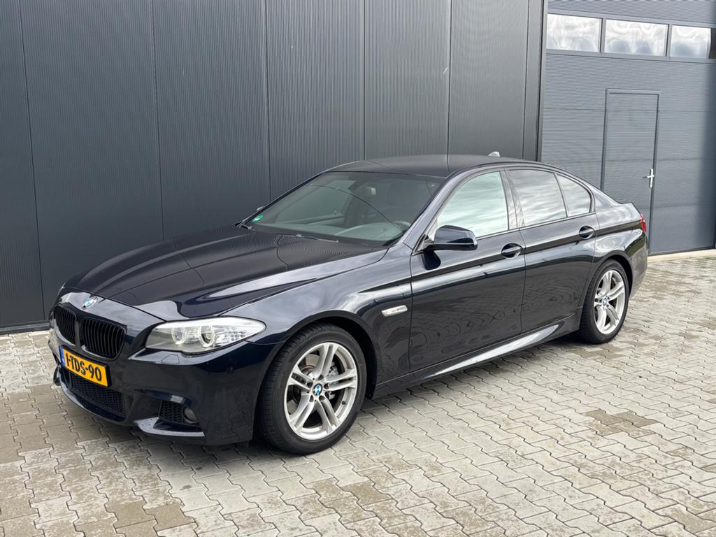 BMW 5-Serie 520i 184pk Aut. 2014 Zwart M-Pakket, Auto's, BMW, Zwart, 4 cilinders, 2000 kg, Zwart