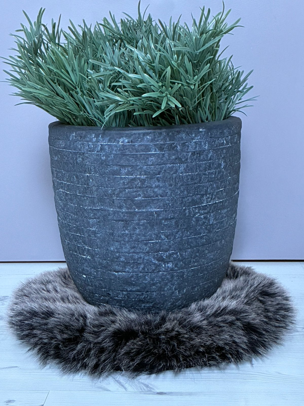 Mooie grijze stenen pot met kunstplantjes, Ophalen, Steen, Rond, Zo goed als nieuw