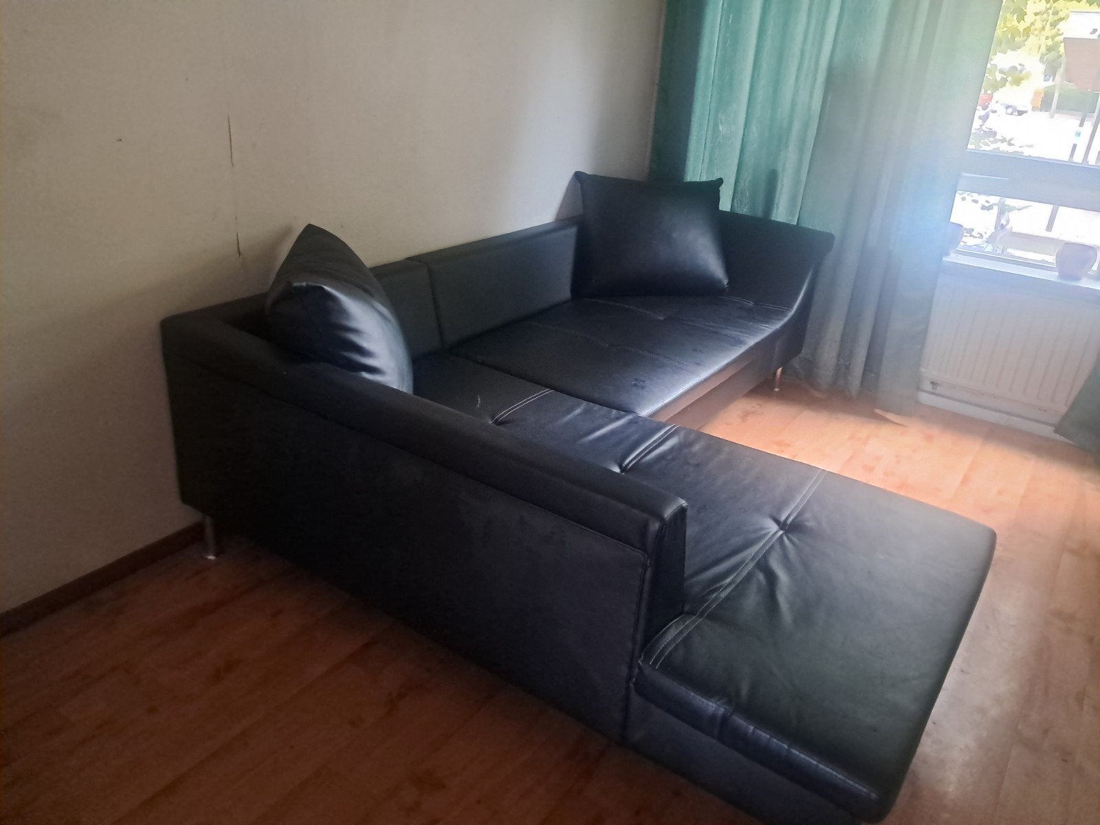 Grote zwarte hoekbank met chaise longue, Huis en Inrichting, Ophalen, Gebruikt, Vierpersoons of meer