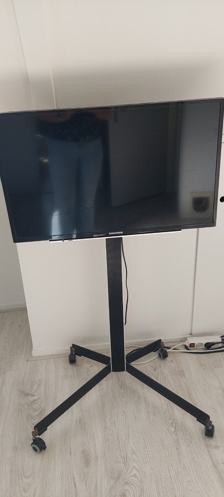 Grundig TV op verrijdbare poot met afstandsbediening, Ophalen