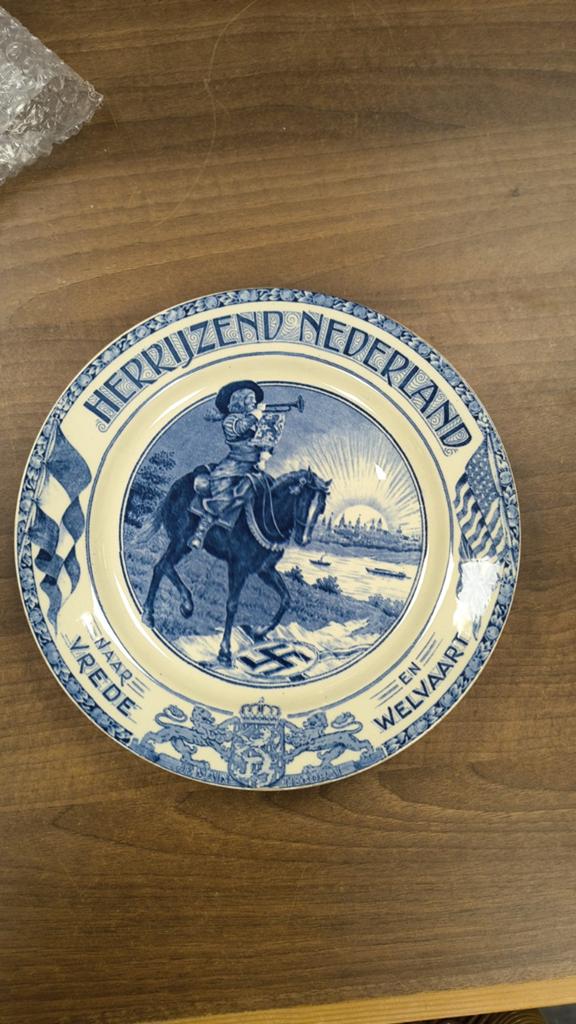 Wandbord Herrijzend Nederland, 1945 (Delfts), Antiek en Kunst, Ophalen of Verzenden