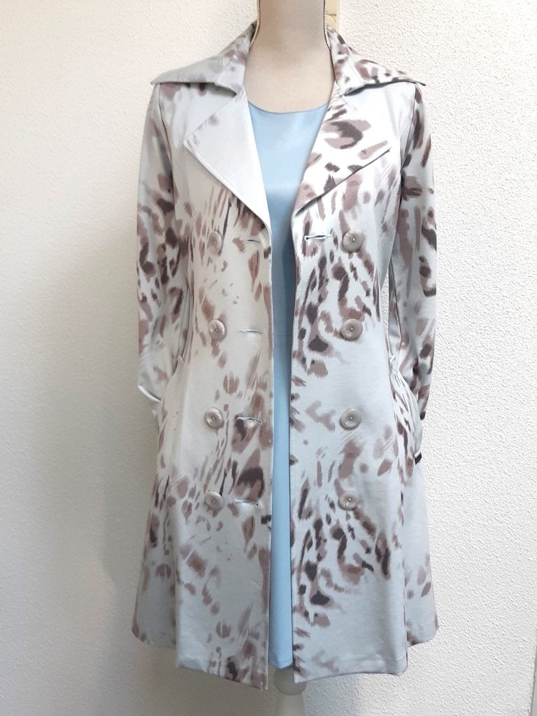 Licht grijze lange jas voor lente & zomer met moderne print, Verzenden, Nieuw, Maat 36 (S), Grijs