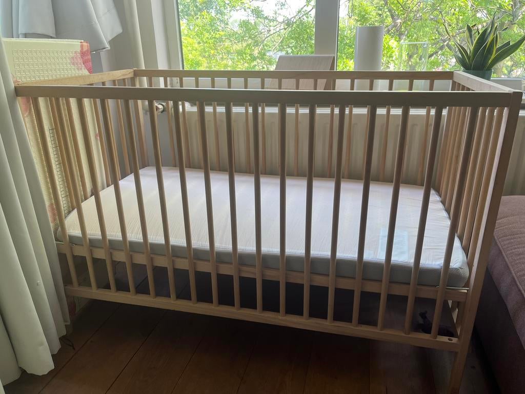 Baby crib with mattress, Kinderen en Baby's, Babywiegjes en Ledikanten, Verzenden, Zo goed als nieuw, Ledikant