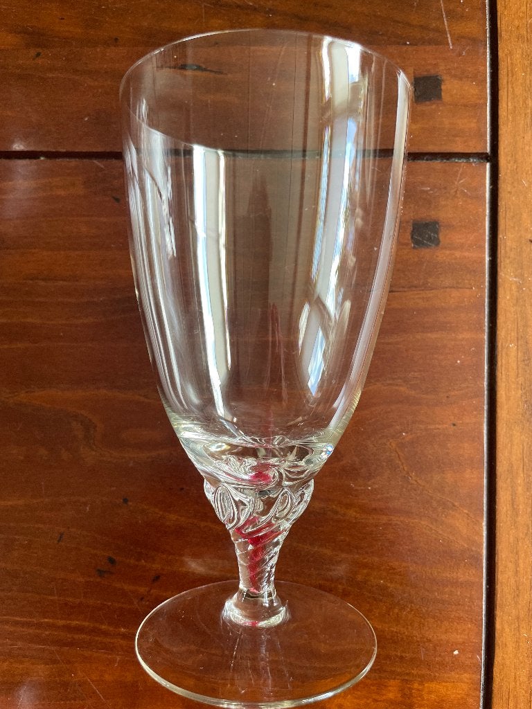 Kristallen glas met opvallend gedraaide steel met iets rood, Antiek en Kunst, Antiek | Glas en Kristal, Ophalen of Verzenden