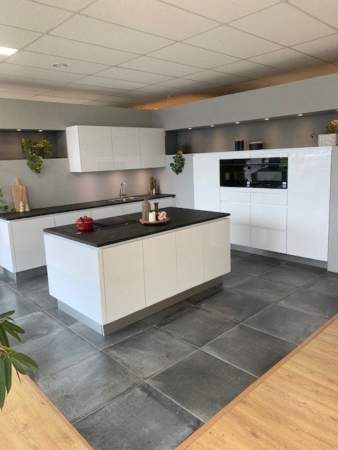 Nobilia showroom keuken - Hoogglans wit, Ophalen, Overige materialen, Greeploos, Wit