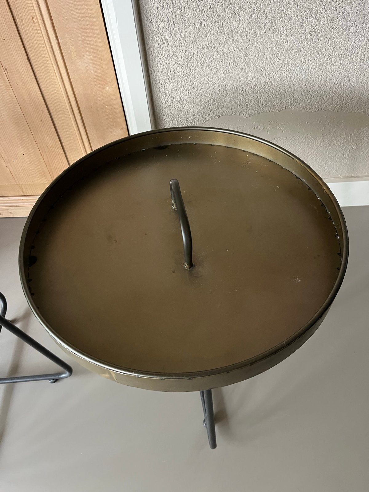 Gouden bijzettafel met metalen onderstel, Huis en Inrichting, Tafels | Bijzettafels, Ophalen, Minder dan 45 cm, Minder dan 55 cm