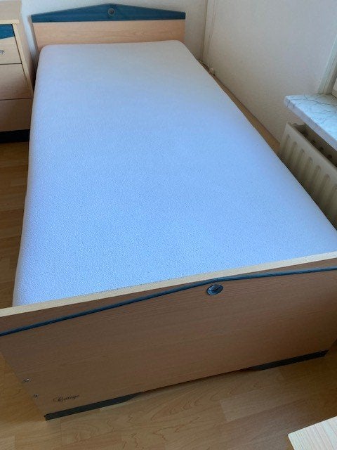 een persoons bed, bureau en nachtkastje, Ophalen, Gebruikt, Eenpersoons, Beige