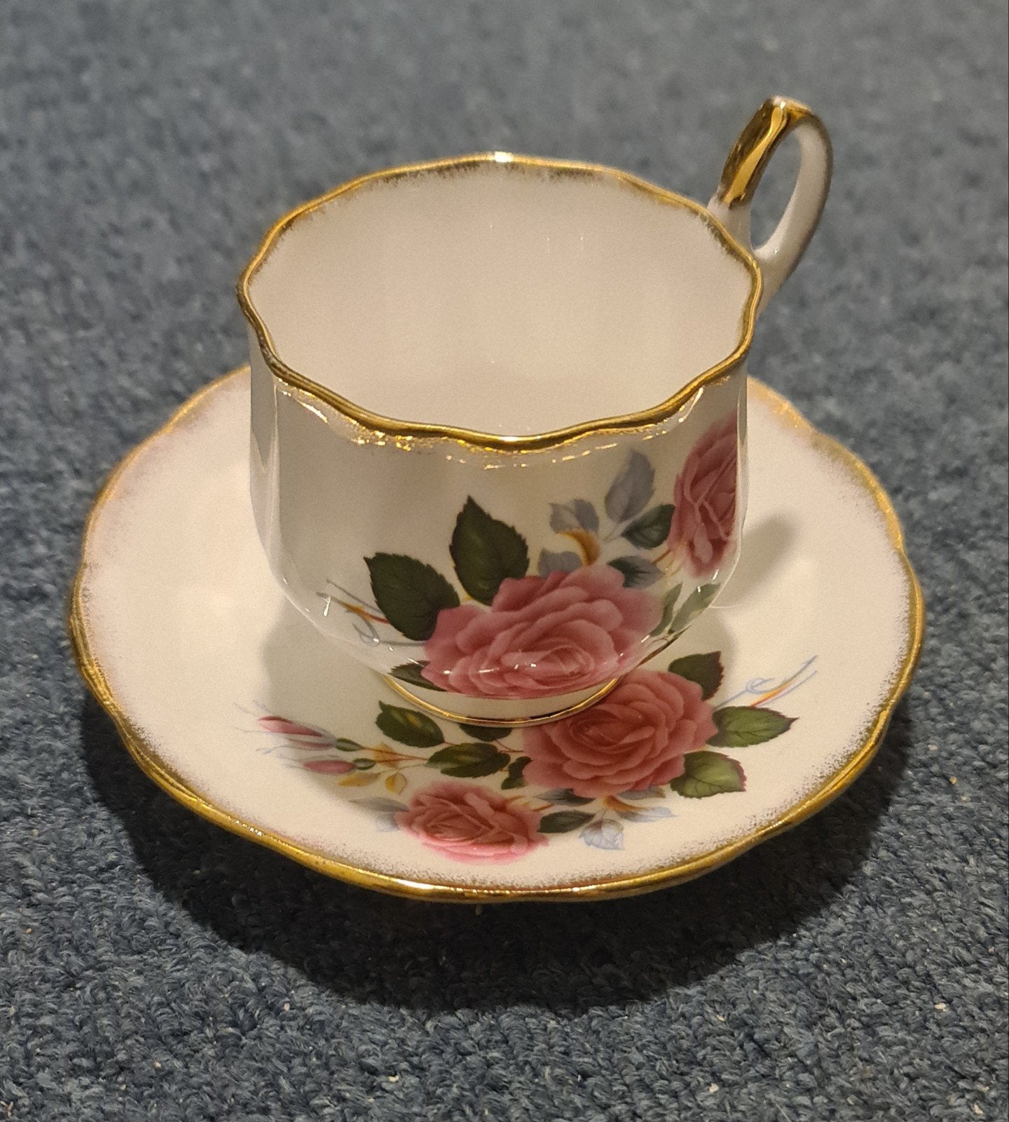 Elizabethan Fine Bone kop en schotel, rozen, Ophalen of Verzenden