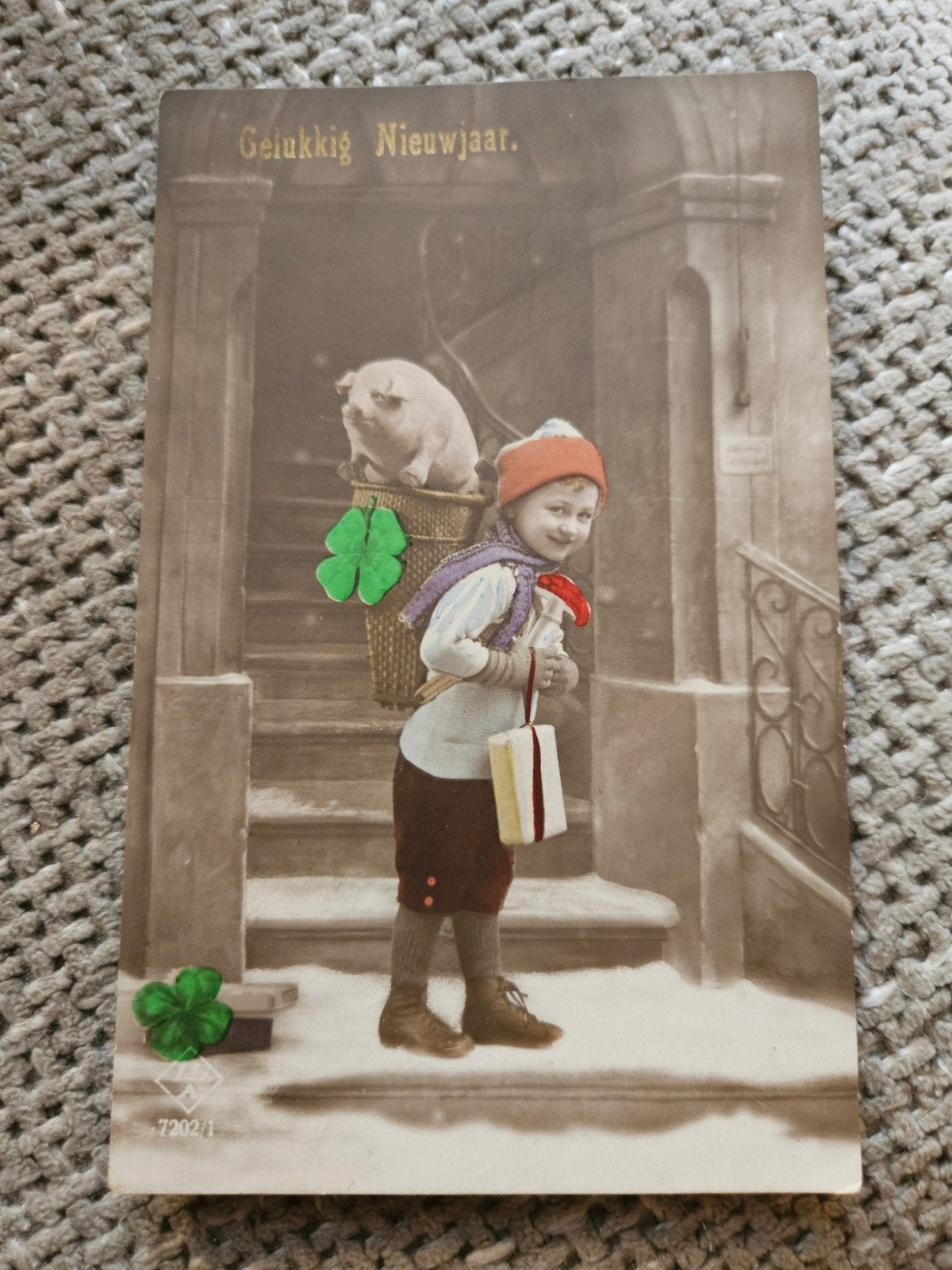 brocante kindje met Geluksvarken en Klavertje Vier, Verzamelen, Ophalen of Verzenden, Voor 1920, Gelopen