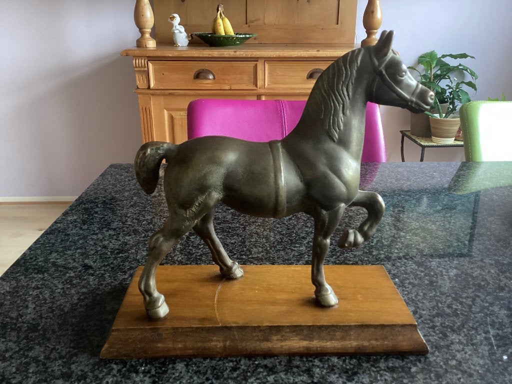Beeld, paard, koper of brons, houten sokkel, vintage, Antiek en Kunst, Ophalen, Zoogdier, 20 - 50 cm, Op sokkel