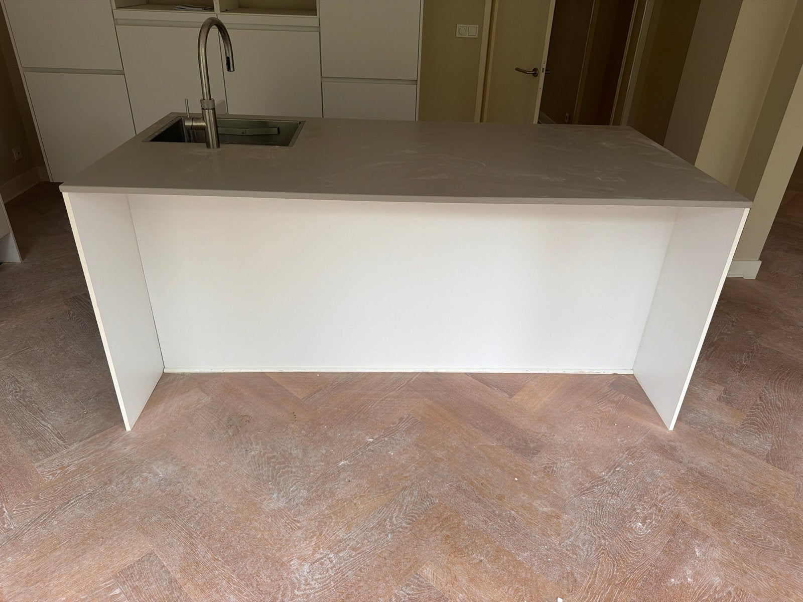 Moderne keuken met eiland en Siemens apparatuur, Huis en Inrichting, Ophalen, Wit, Zo goed als nieuw, Greeploos