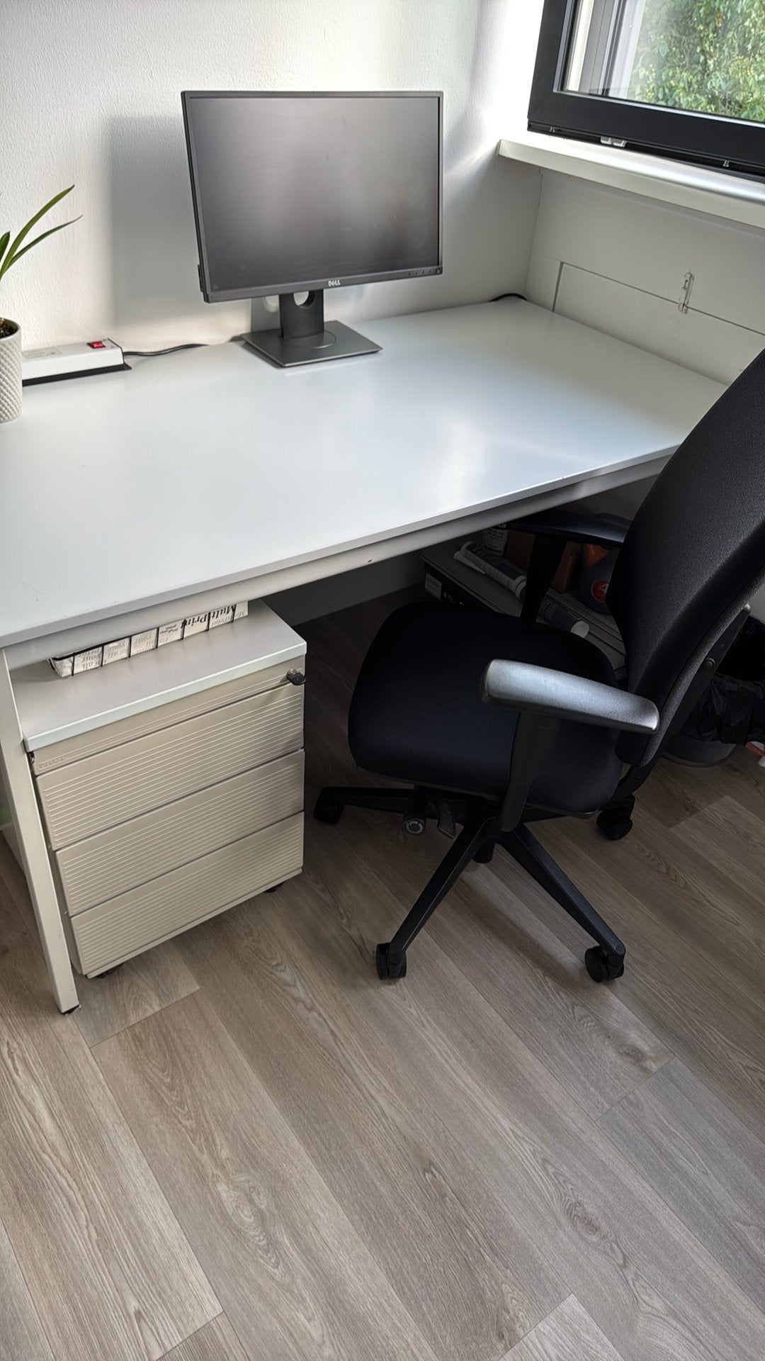 Bureau met ladeblok en bureaustoel