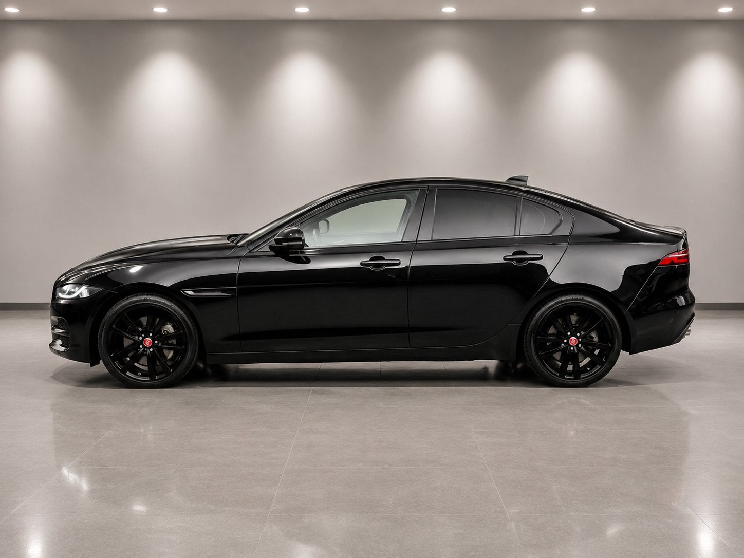 Jaguar XE 2.0 250pk AWD Automaat 2020, Achterwielaandrijving, 1800 kg, 4 cilinders, Zwart
