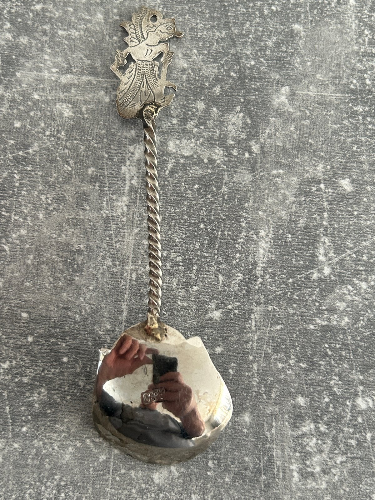 Antieke verzilverde lepel met Wayang pop handvat, Antiek en Kunst, Ophalen