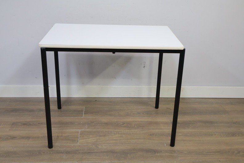 Vintage witte bijzettafel met zwart frame, Ophalen, Zo goed als nieuw, 75 cm of meer, Modern